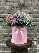 Цветочная композиция из Гипсофила и Розы в шляпной коробке в Воробьево