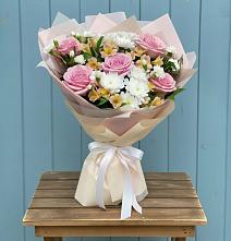 Букет цветов из:  Гвоздики, Орхидеи и Розы в Воробьево