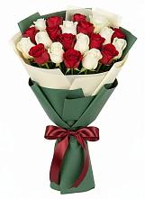 Букет Микс из красных и белых роз в Воробьево