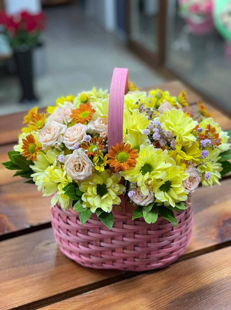 Цветочная композиция из Хризантемы и Розы в корзине в Воробьево