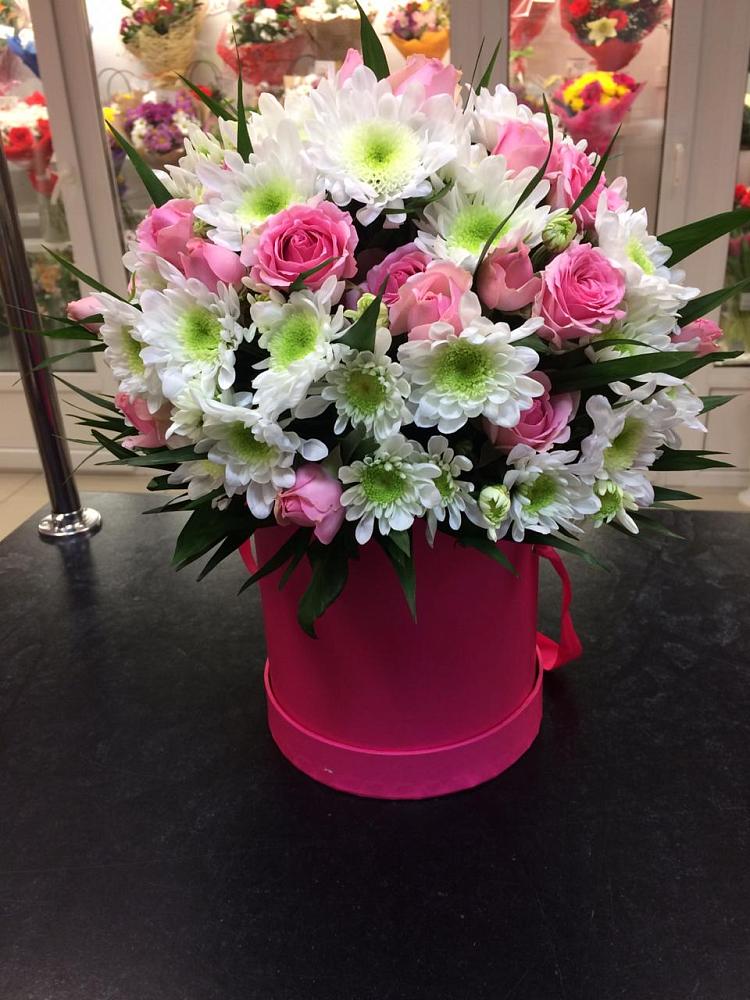 Цветочная композиция из Розы и Хризантемы в шляпной коробке в Воробьево