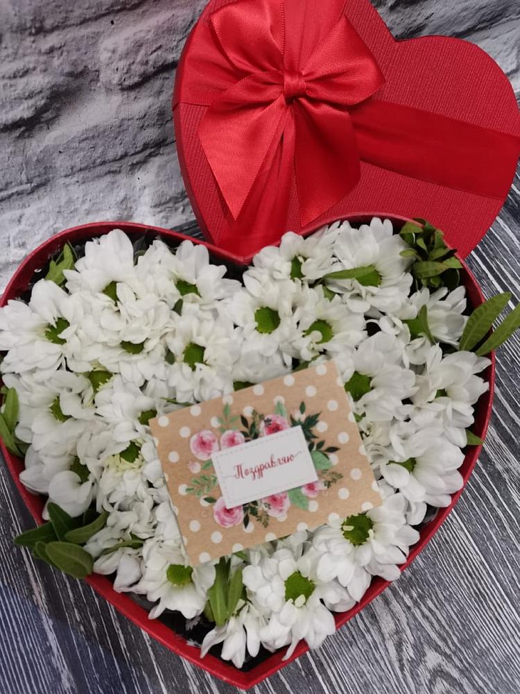 Цветочная композиция из Хризантемы в виде сердца в Воробьево